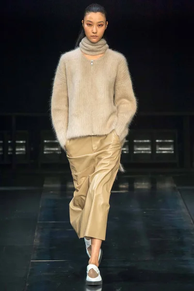 Look 10